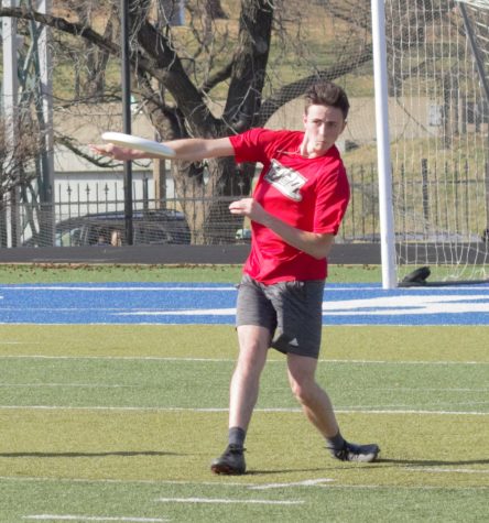  Parkway West’s sophomore Robbie Thompson throws the frisbee during a game against Saint Louis University High School on March 20. Parkway United Ultimate is made up of students from all over the district including one from Parkway North.